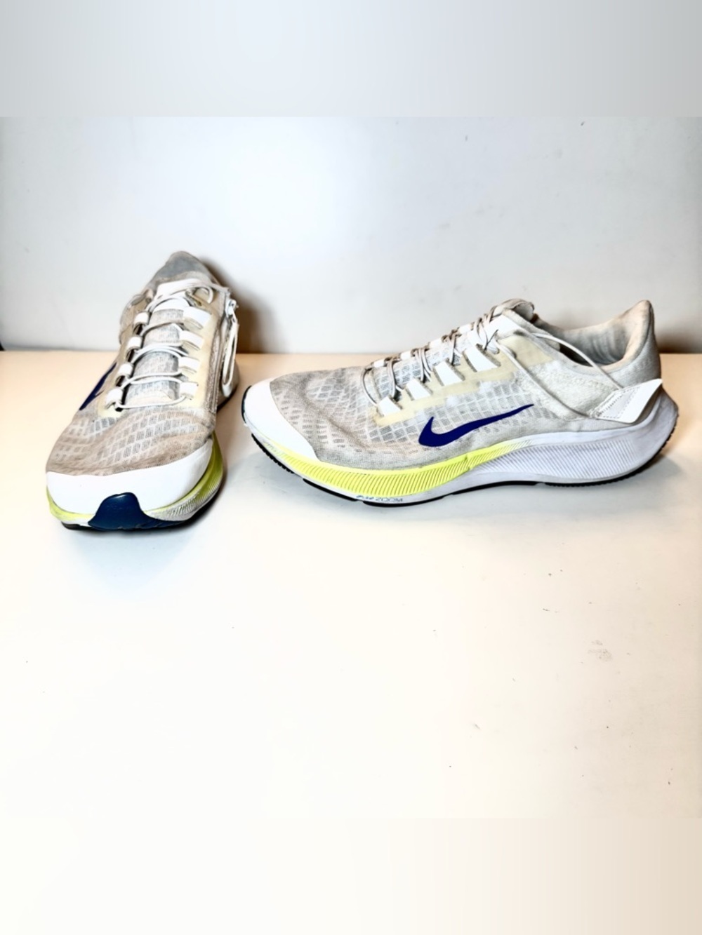 Nike Men's White and Blue Boat-Style Running Shoes with Yellow Accents
